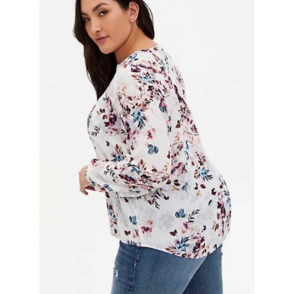 White Floral Georgette Pintuck Button Blouse Torrid 0 L 12 - Picture 3 of 10